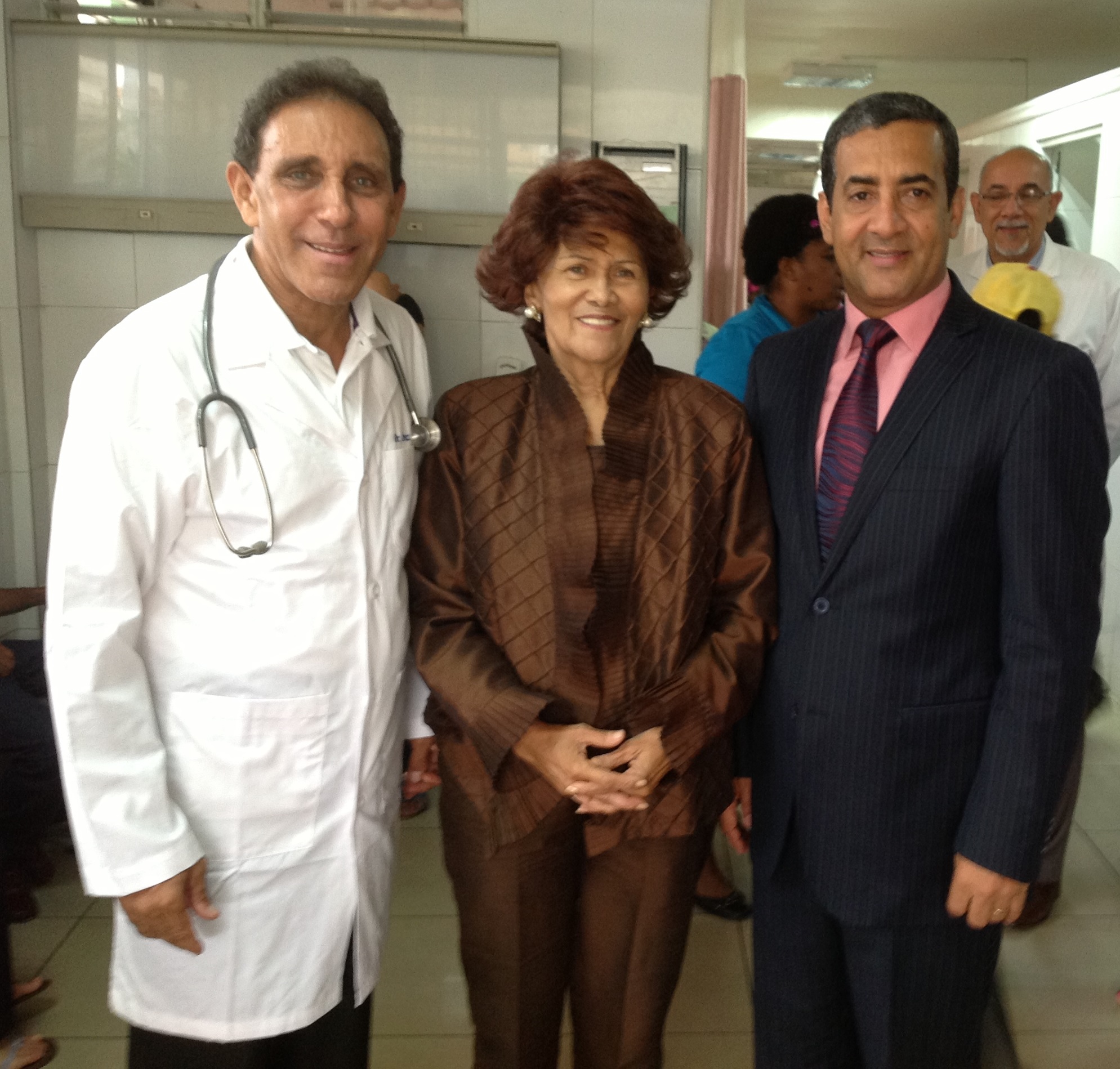 El Doctor Cruz Jimian La Defensora Del Pueblo Zoila Martinez Y El Doctor Alberto Diaz En El Encuentro Celebrado En La Centro Medico Cruz Jiminian