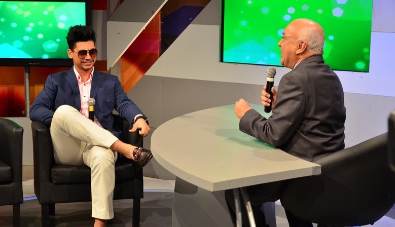 El Poeta Junto A Jochy Santos