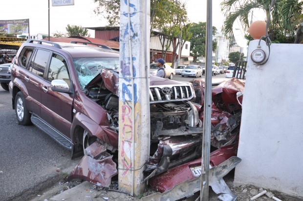 Pareja De Esposos Se Accidenta Al Chocar Con Poste De Luz