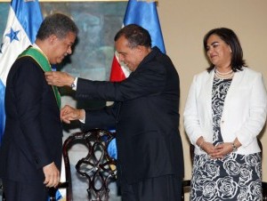 Reconocimiento a ex presidente leonel fernandez reina en honduras