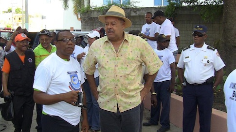 Alcalde En Limpieza De Playa