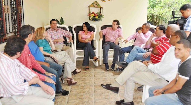 LA VEGA. El Subsecretario General Del PRSC Y Miembro De La Comision De Reenuentro Habla En Un Encuentro Celebrado En El Distrito Municipal De Cutupu. En La Grafica Ito Bisono Y Sergia Elena De Seliman.