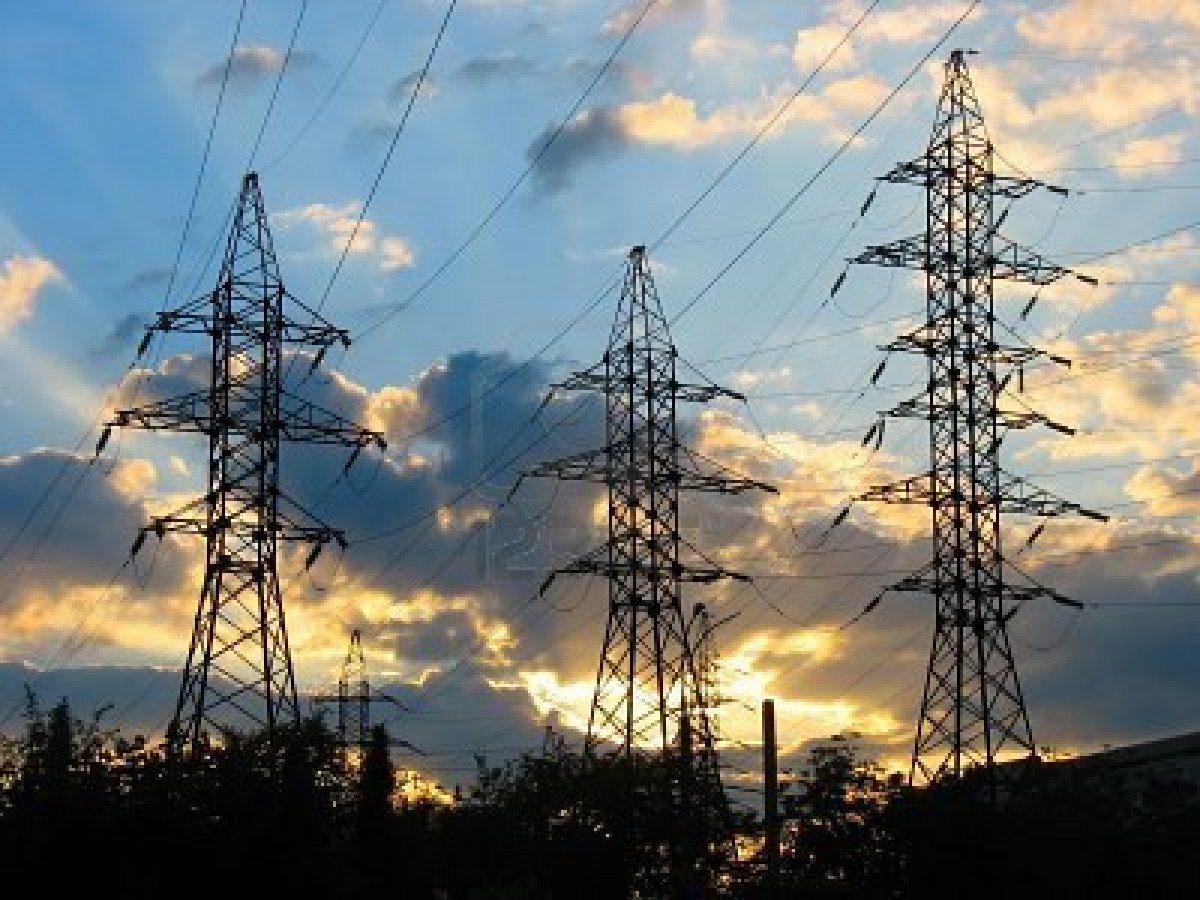 Lineas De Transmision De Energia Electrica Y La Puesta De Sol Nublado Cielo