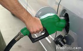 ECHANDO COMBUSTIBLE