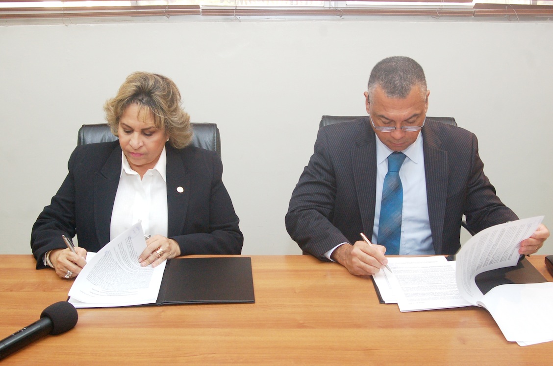 Alexandra Izquierdo Firma Acuerdo