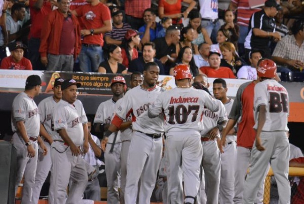 Leones consiguen quinta victoria seguida; vencen a los Gigantes en 11 entradas