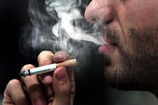 Hombre Fuma Cigarrillo