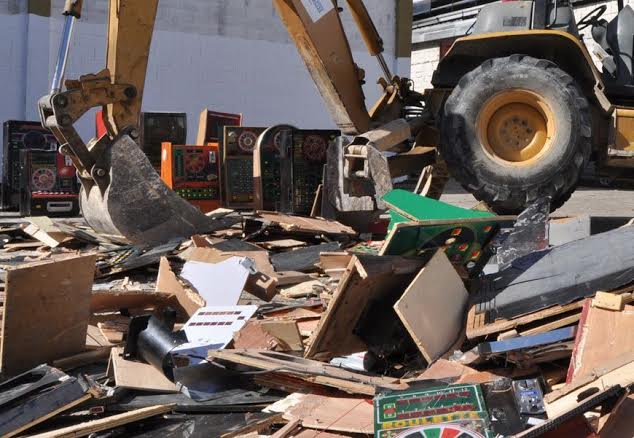 Ministerio de Hacienda destruye 430 tragamonedas que operaban en la ilegalidad