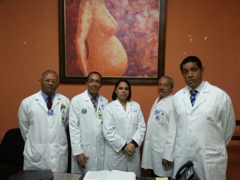 La Doctora Josely Sanchez Parra Junto Al Equipo Medico De La Maternidad San Lorenzo De Los Mina