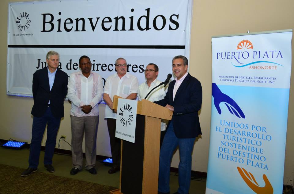 Luis Emilio Rodriguez Amiama A Su Lado Miembros Del Consejo De Directores ASONAHORES
