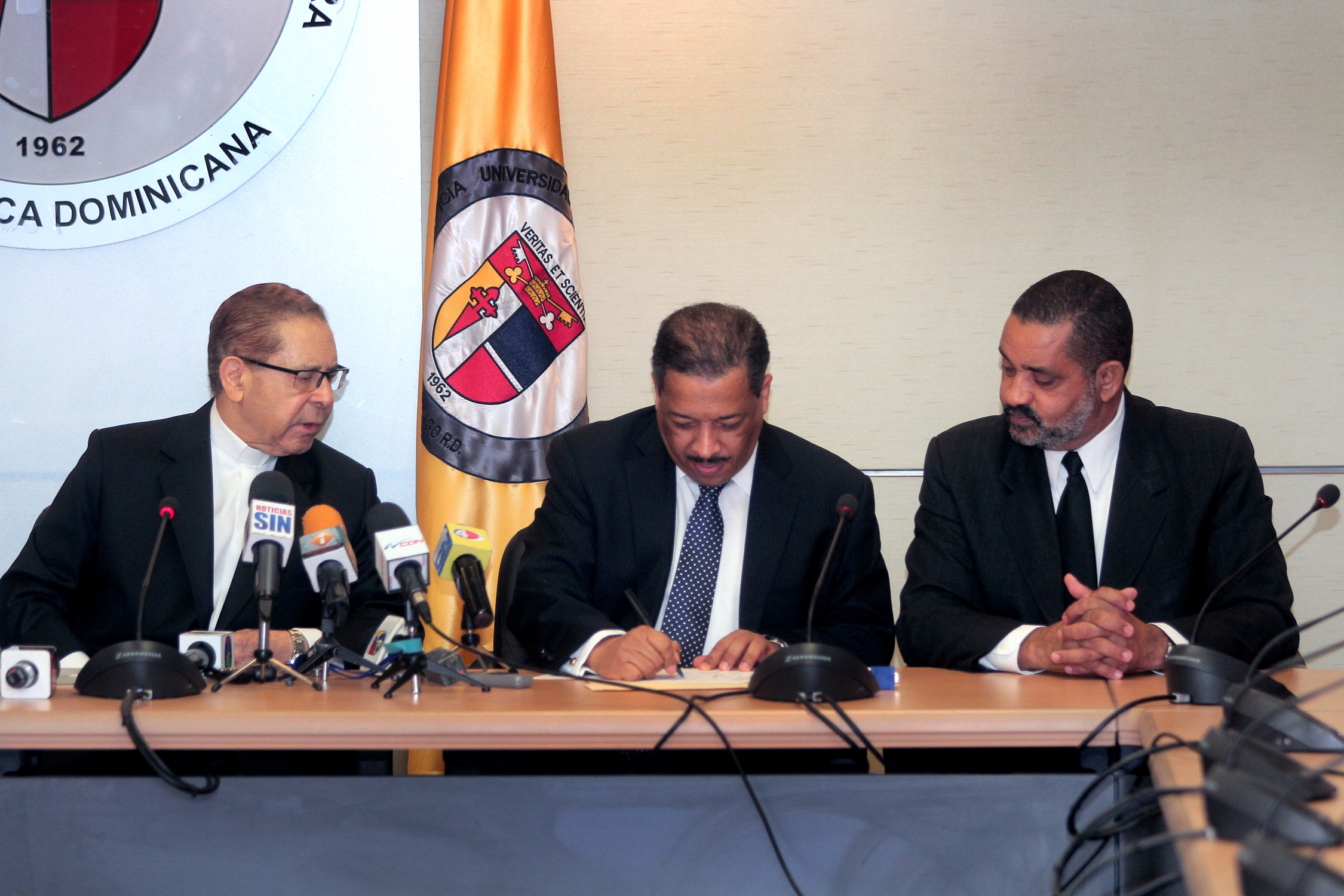 PUCMM PTE JCE FIRMA 08 Abr 2014 013