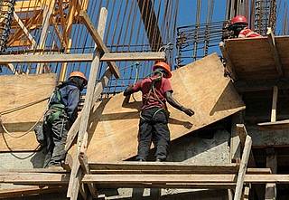 Ministerio de Trabajo aumenta 17% salario mínimo a trabajadores de albañilería