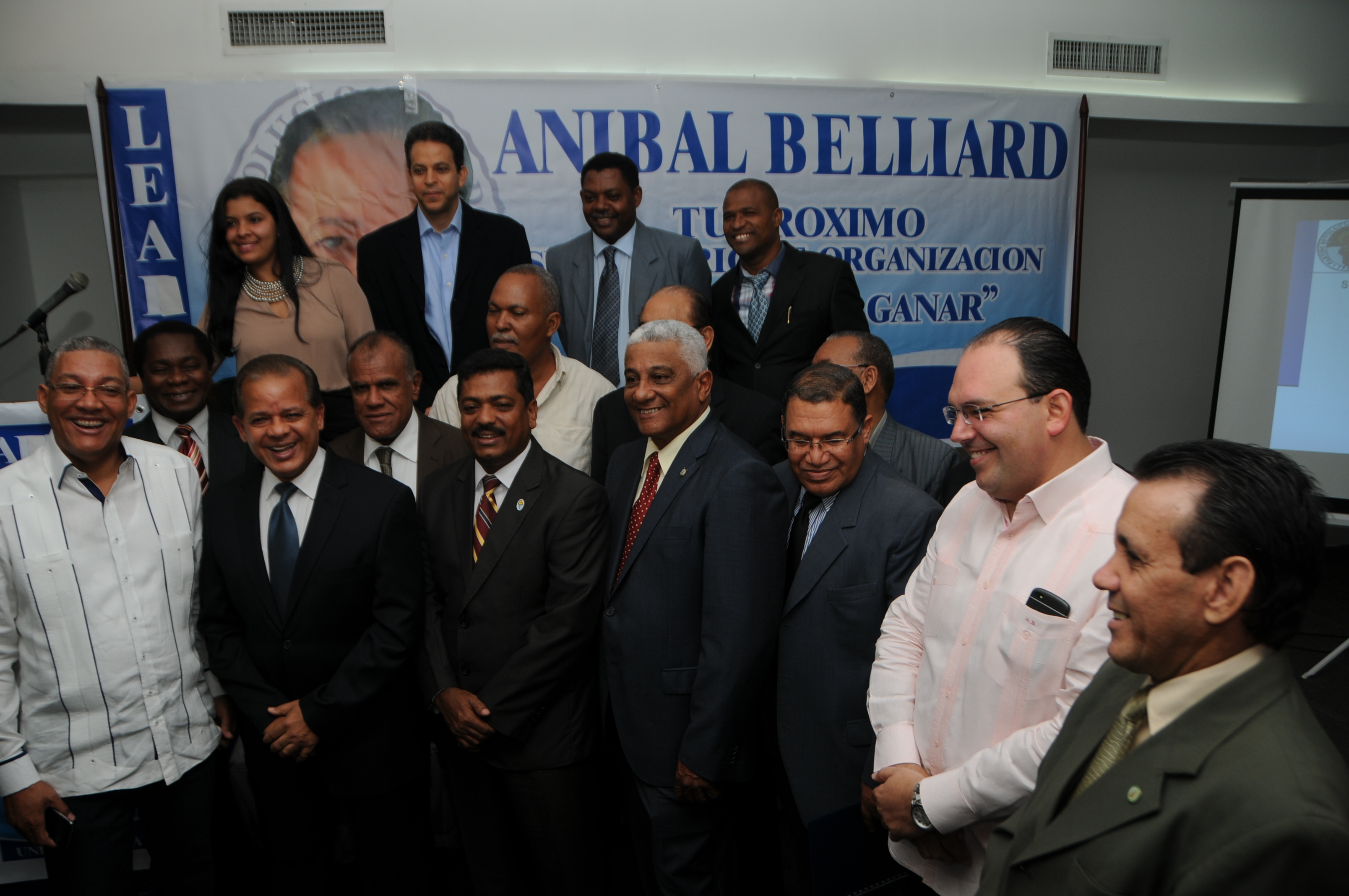 Anibal Rodeado De Dirigentes