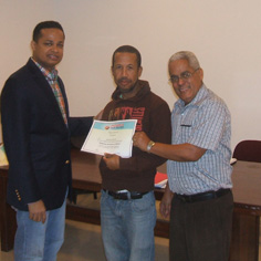 Omar Guevara Entrega Certificado De Participacion Sobre Sistema De Puesta A Tierra