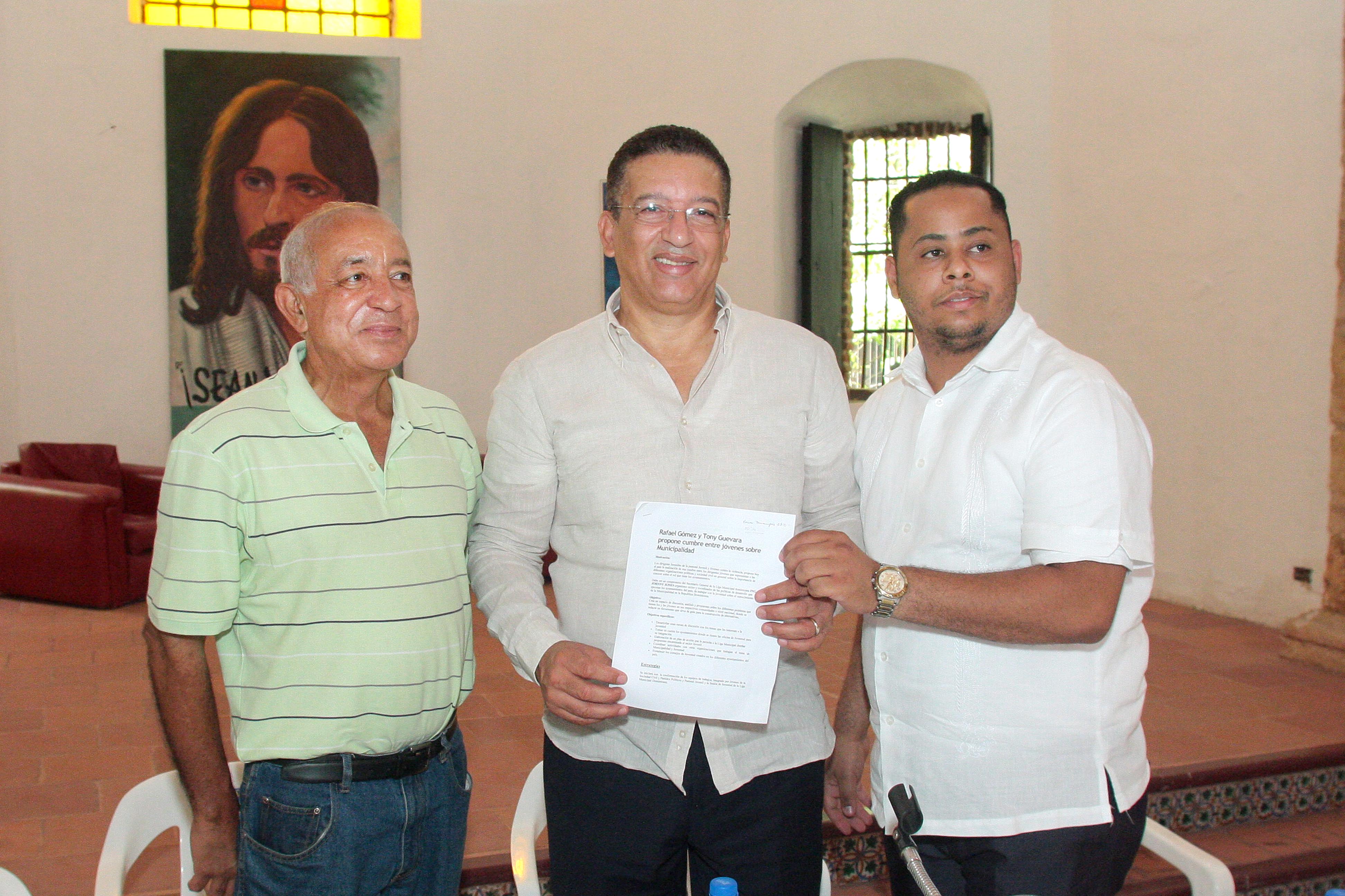Tony Guevara Entrega Propuesta De Politicas De Juventud A Jonny Jones 1