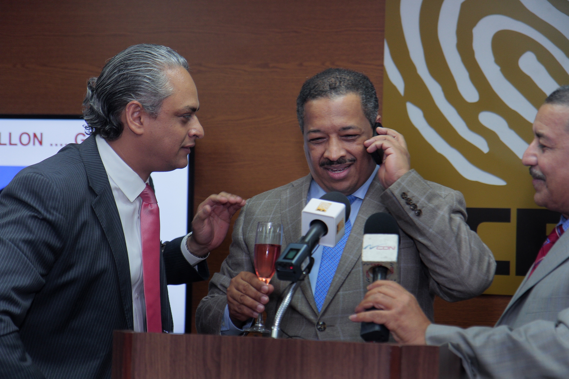 Un Millon Pte Conversa Con Isaira Mabel 27 Jun 2014 089