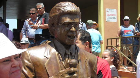 Estatua Hector La Voz
