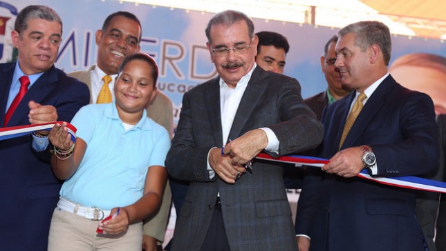 Danilo entrega 44 aulas para Tanda Extendida en Pedernales