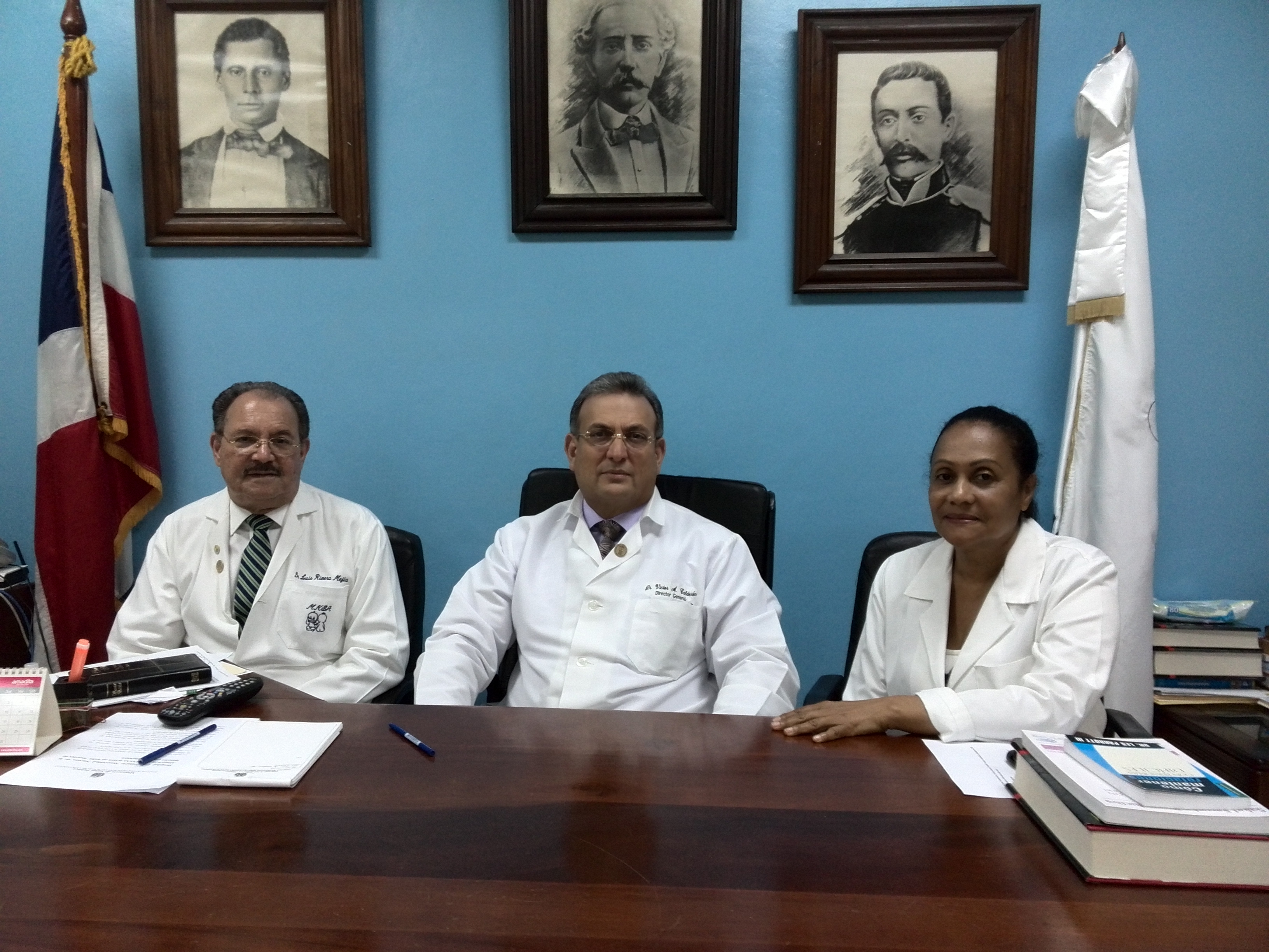 Desde La Iquierda El Dr. Luis Rivera Director De Perinatologia Dr. Victor Calderon Director General Y La Dra. Teresa Valdezsub Directora Medica.