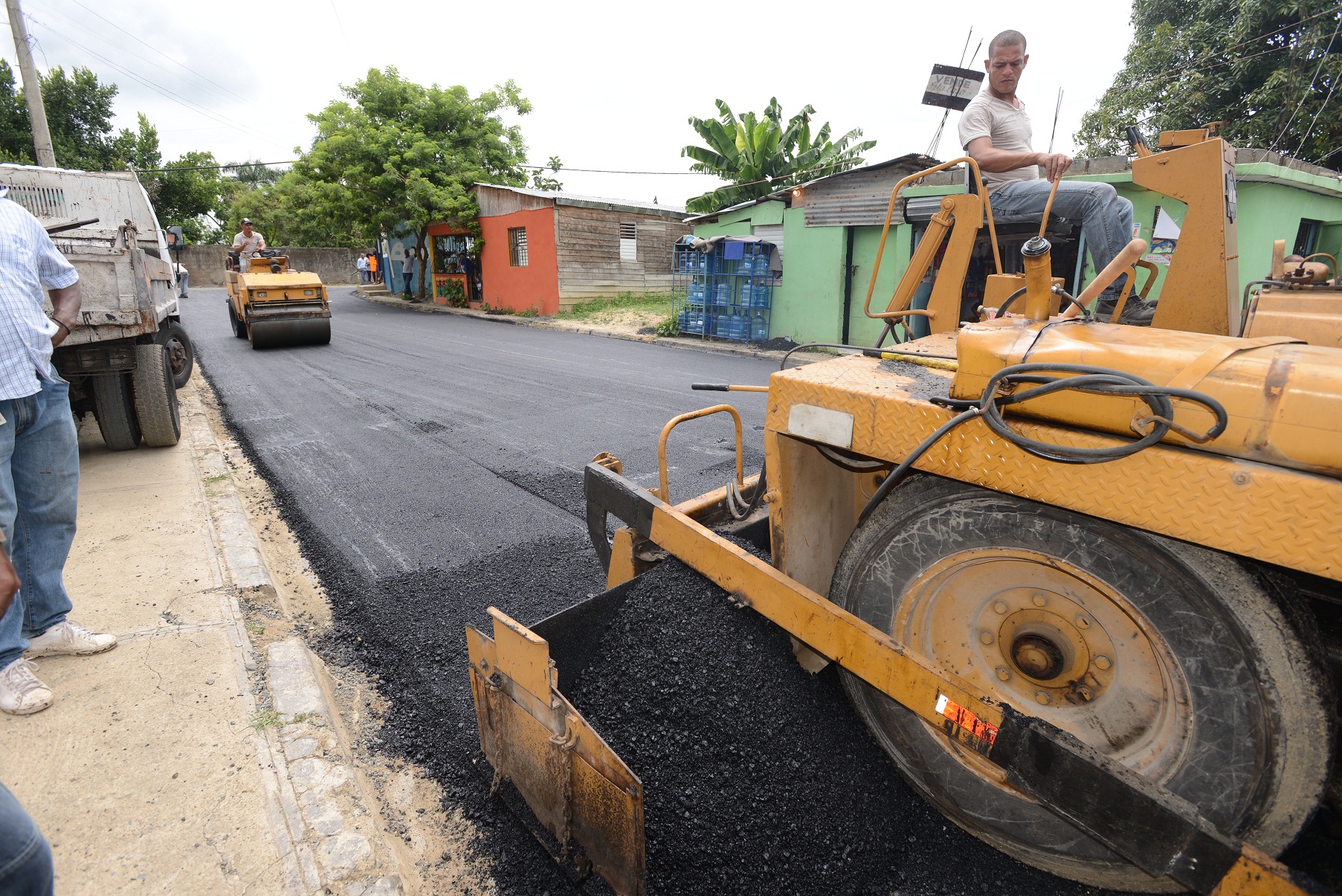 EQUIPOS TRABAJANDO EN EL ASFALTADO LA GUAYIGA