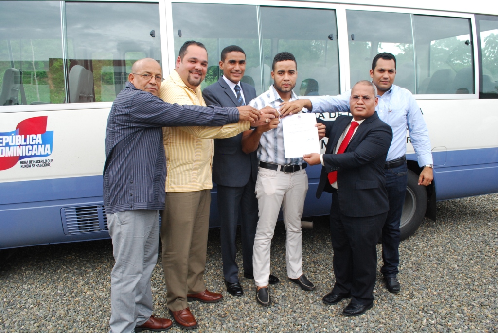 Entrega Guagua Platanal