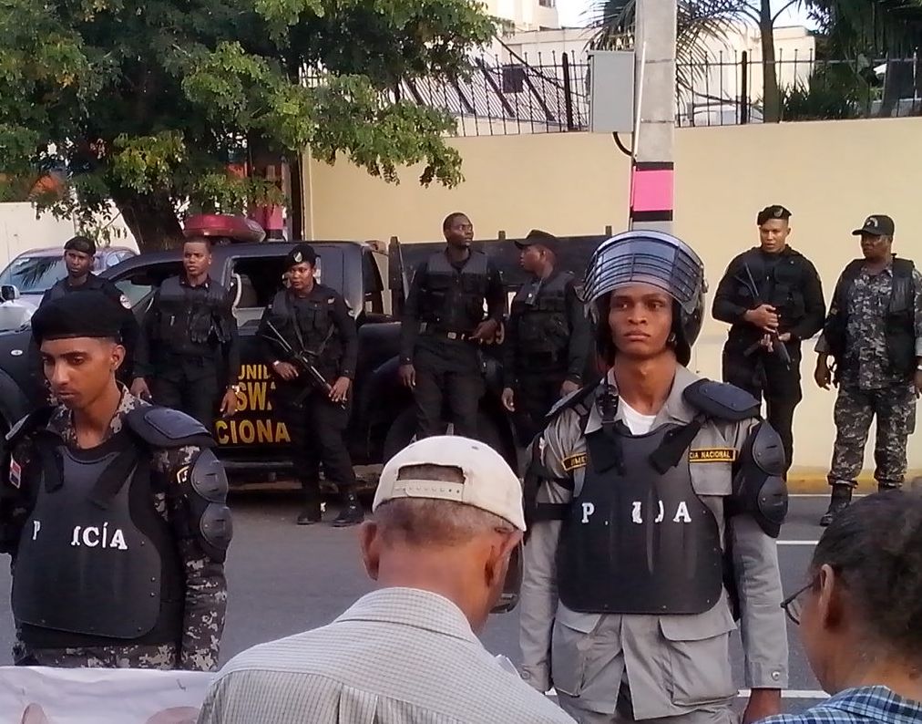 Agentes Policiales Fuertemente Armados Frente A Embajada Israel