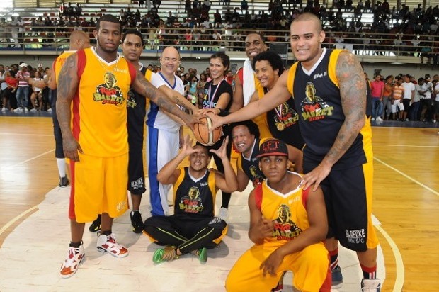 Procurador Domínguez Brito encabeza torneo baloncesto con artistas urbanos y comunicadores promover 