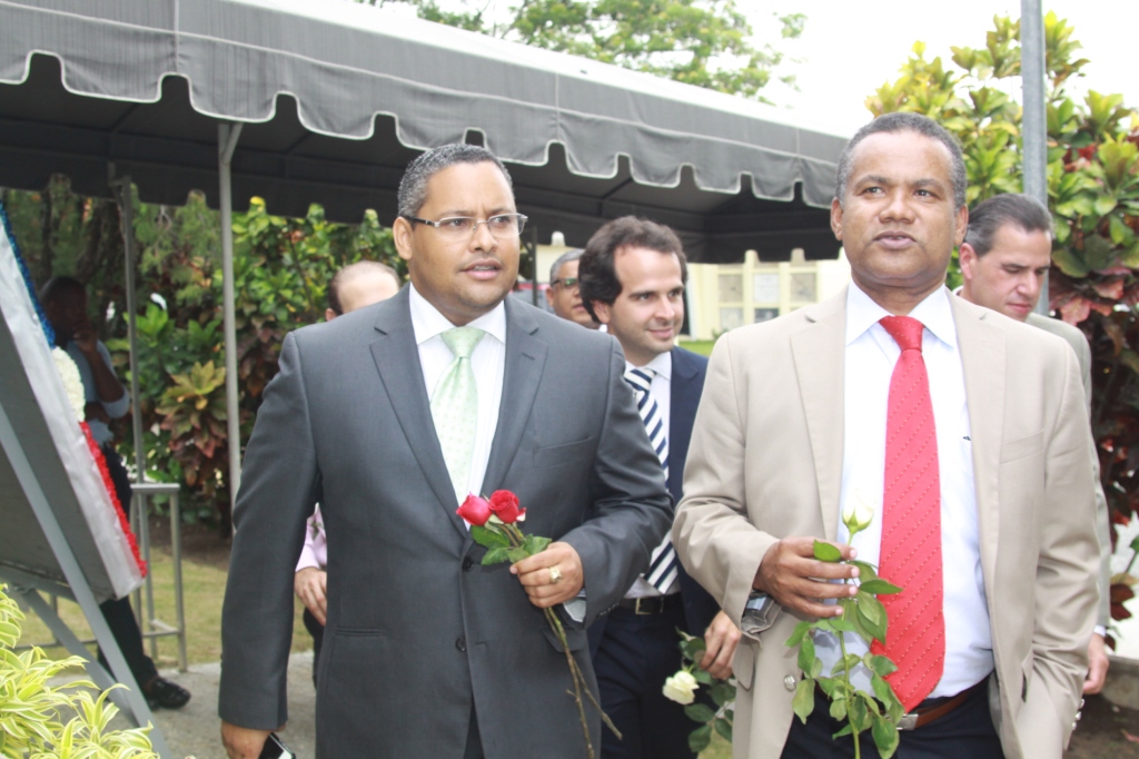 Carlos Rojas Y Gustavo Ramirez Depositan Una Flor En Tumba JB En 108 Aniversario Natalicio