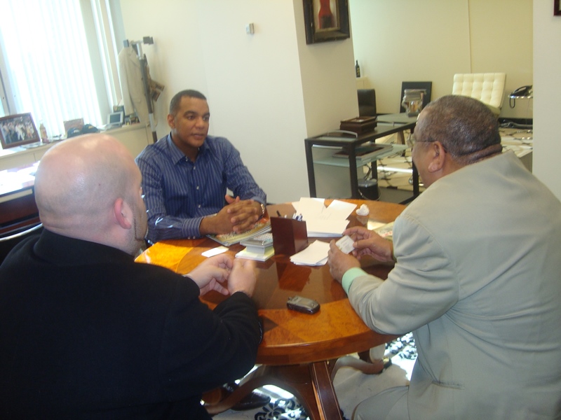 El Empresario Carlos Gomez Conversa Con El Pastor Ricardo Reyes Y Su Asistente
