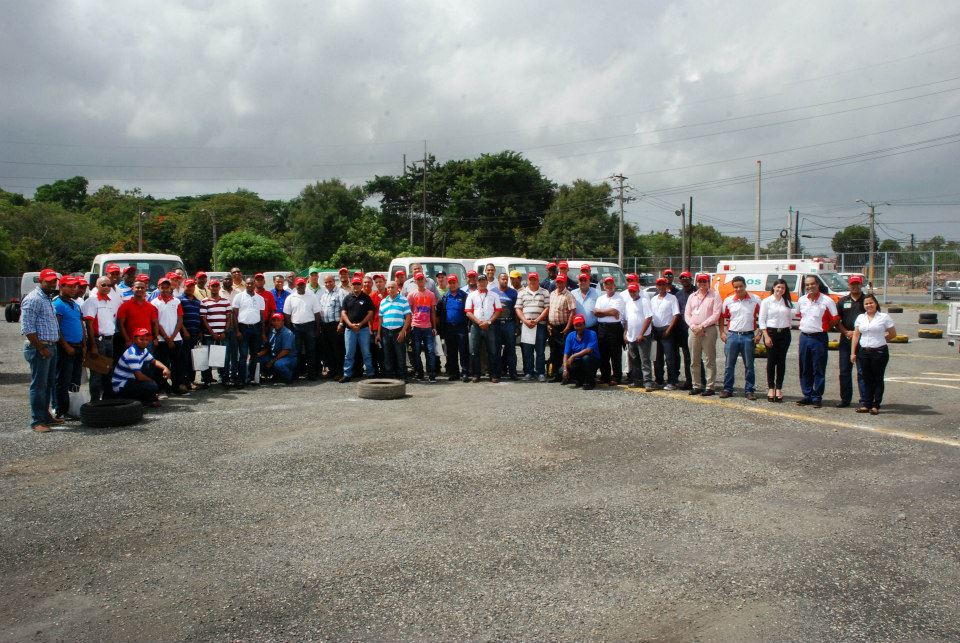 1 Ejecutivos De La Marca Hino Junto A Todos Los Asistentes Al Eco Drive Hino 2014