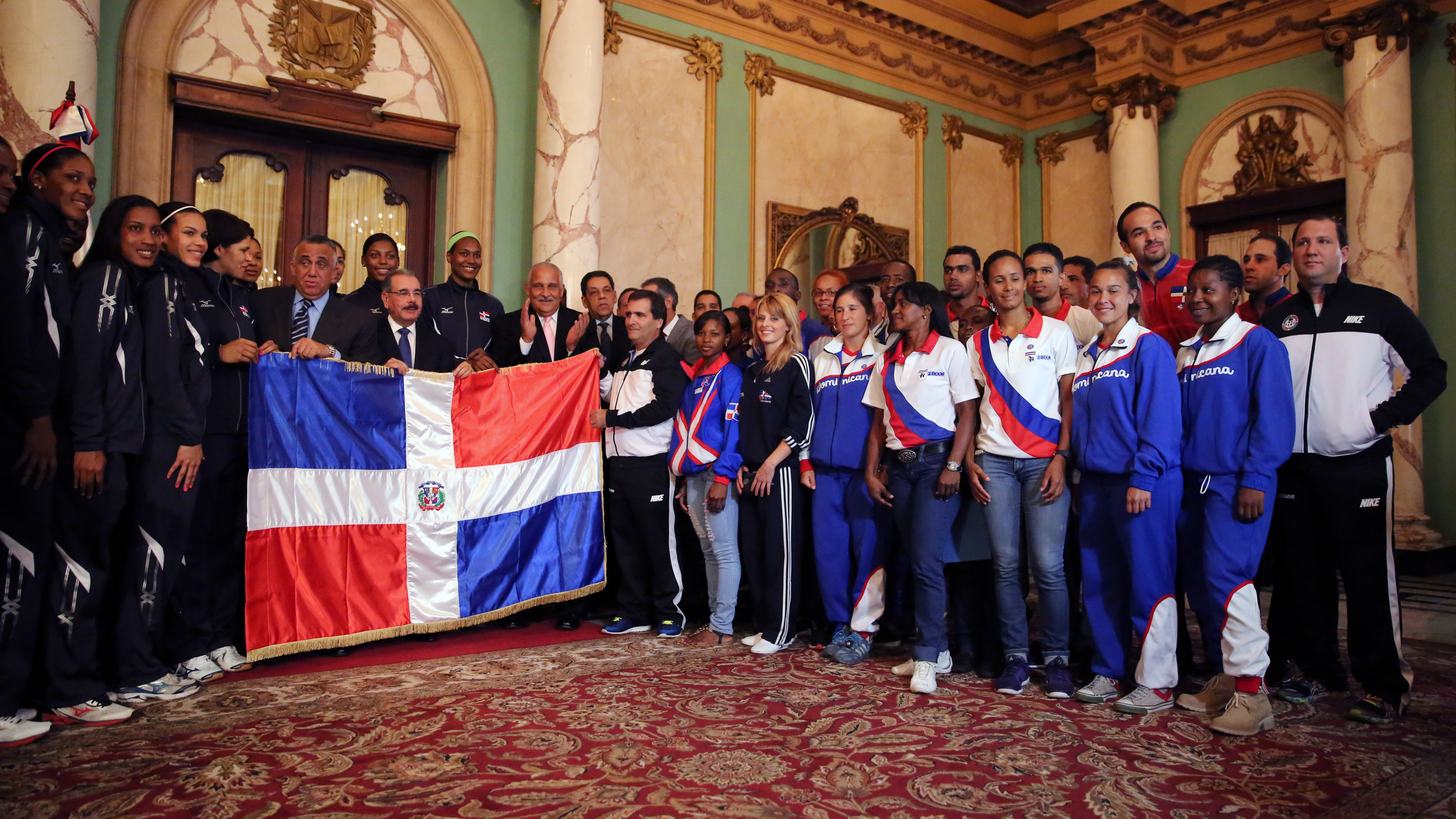 Medina entrega Bandera Nacional a atletas irán a Juegos de Veracruz