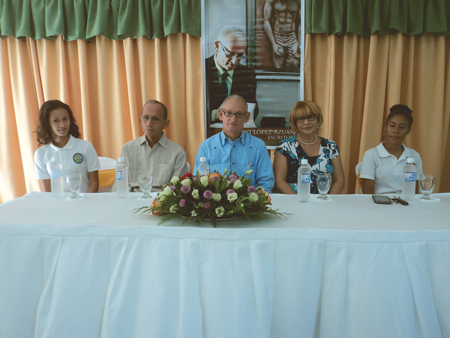 Mesa Principal Puesta En Circulacion Ladran Los Huesos