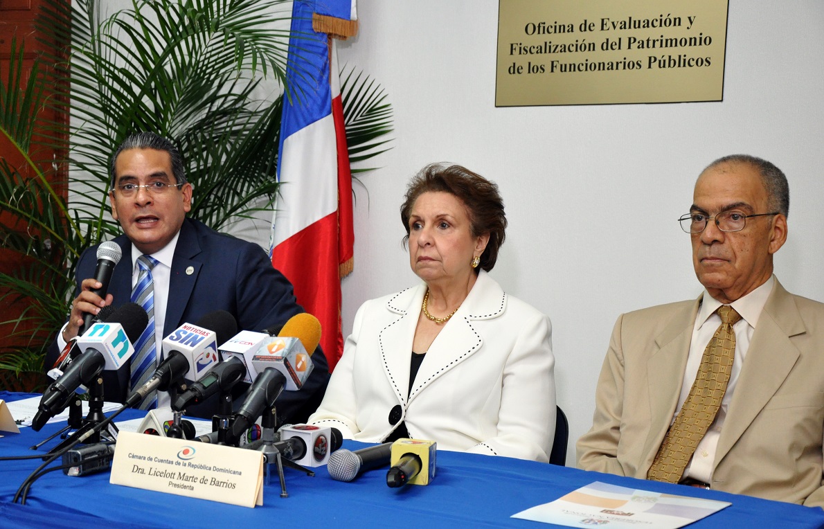 FOTO CUATRO ALBERTO PERDOMO TESORERO NACIONAL EN PONENCIA