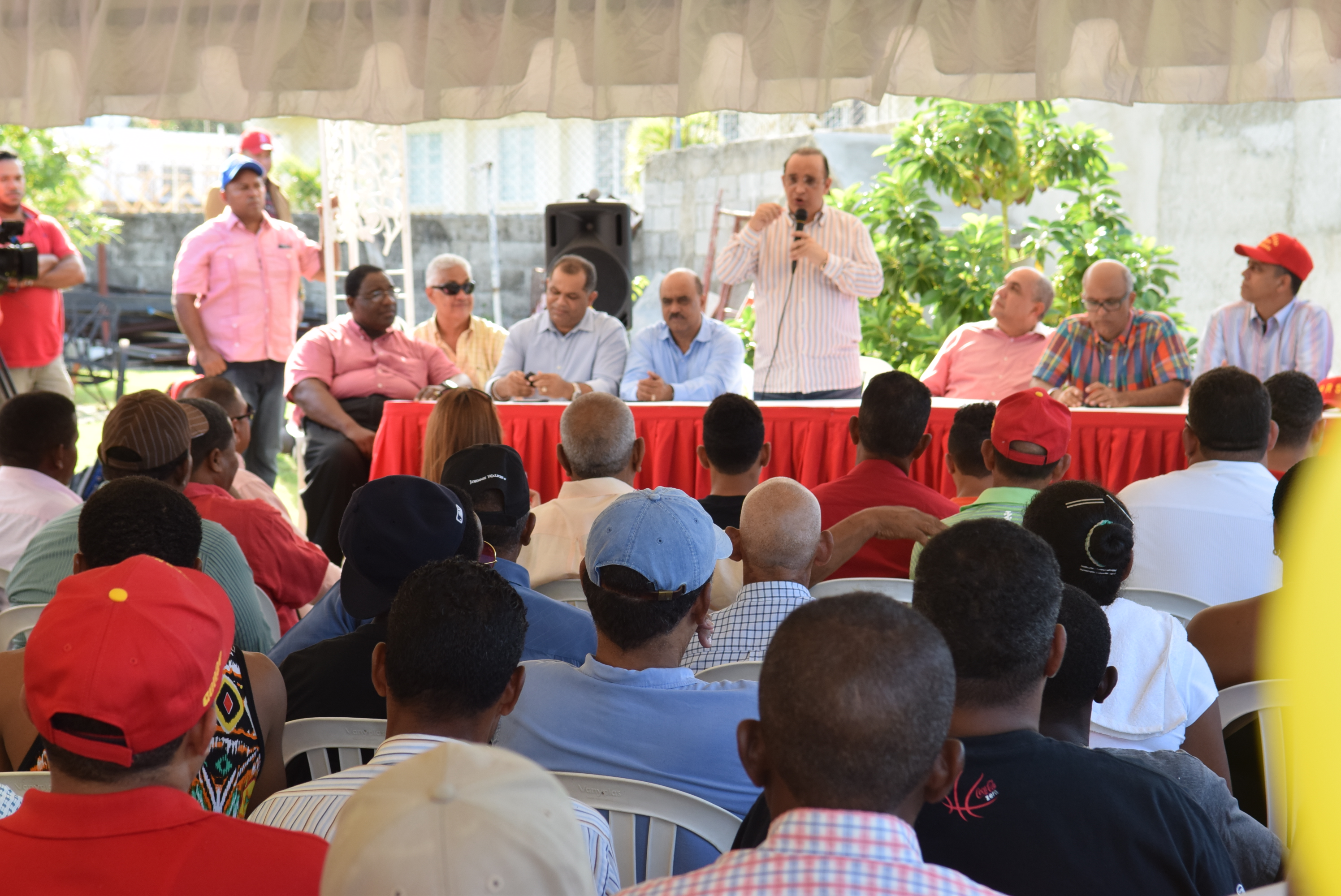 FOTO PUERTO PLATA. El Ingeniero Quique Antun Habla En Un Encuentro Con La Dirigencia Reformista De La Provincia