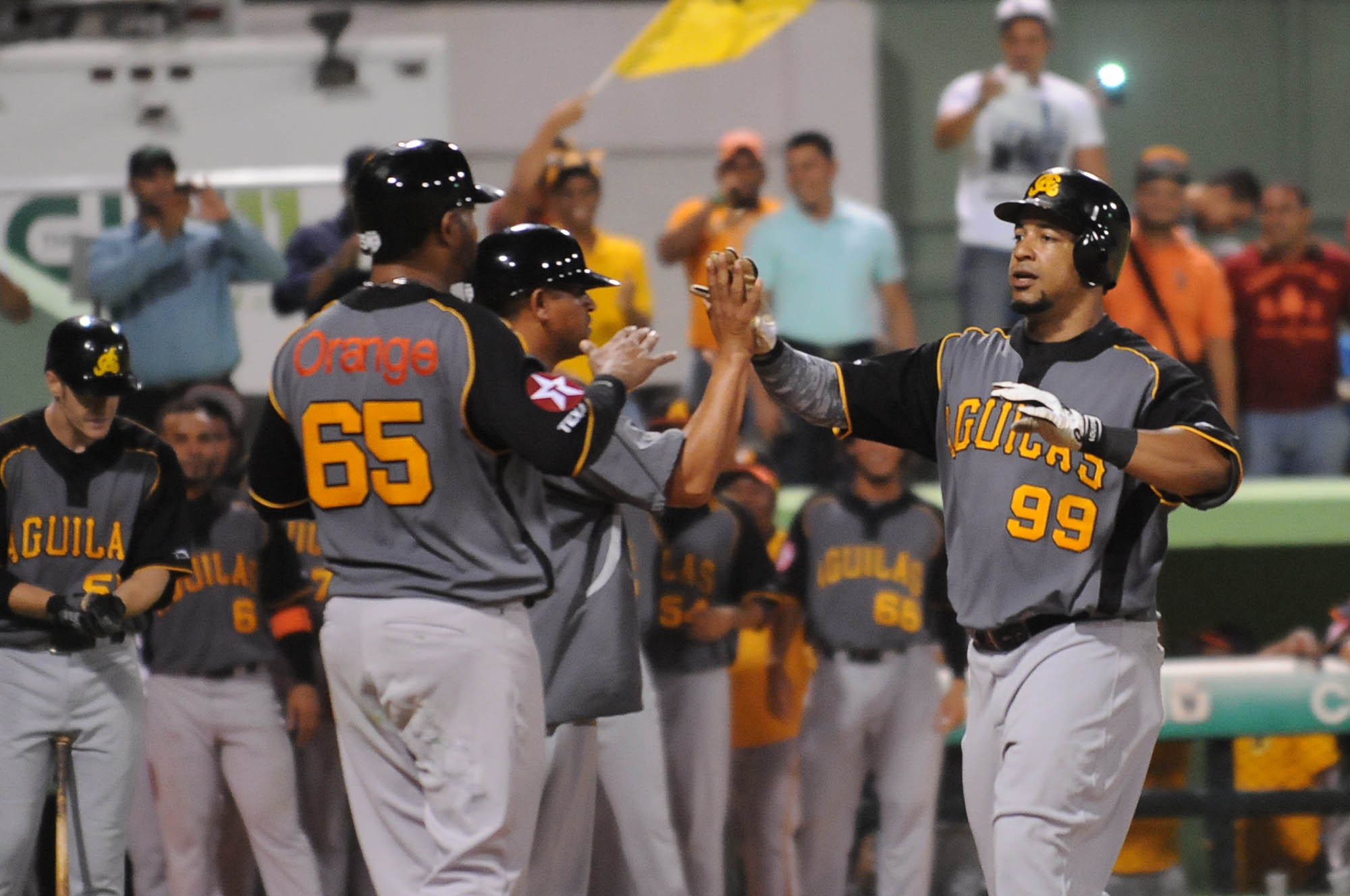 Águilas cortan racha negativa al vencer a los Leones; Ramírez y Black jonronean