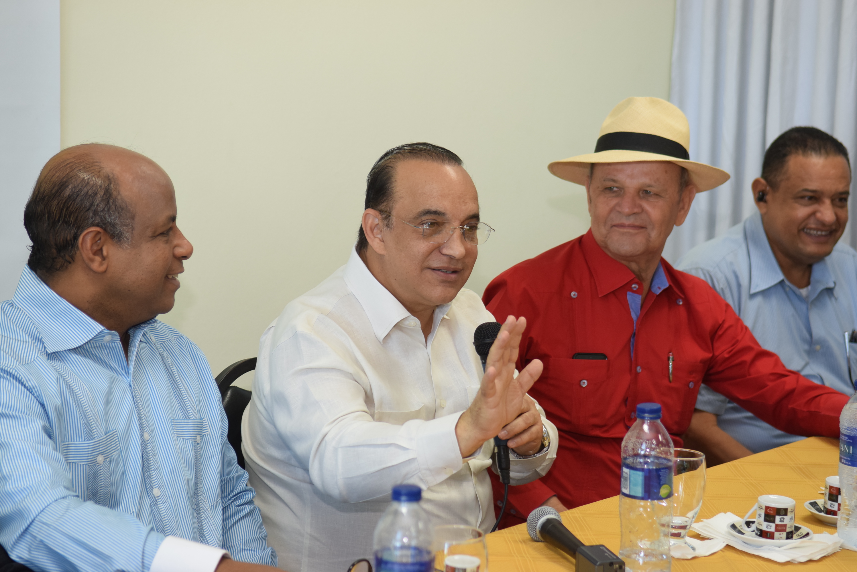 Foto COTUI. El President Edel PRSC Habla Sobre La Necesidad De La Construccion Del Acueducto De Esta Ciudad Y De Un Sistema Sanitario. 