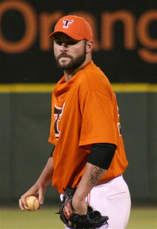 Toros despiden al receptor Tony Sánchez; regresa el lanzador Josh Lueke