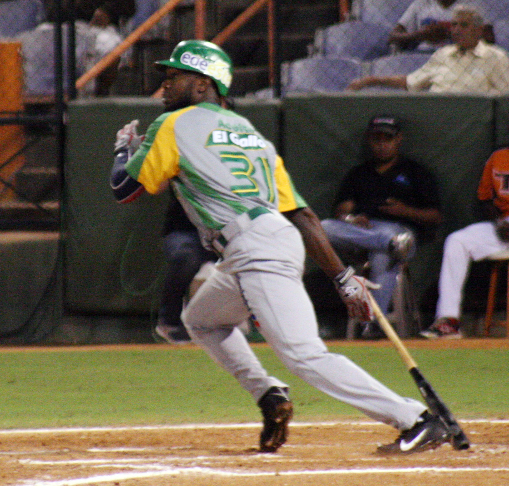 Estrellas vencen a los Toros y quedan solas en primer lugar