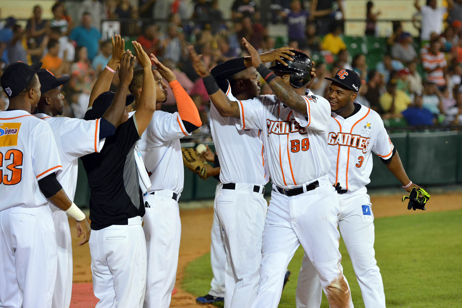 Gigantes se quedan solos en segundo al vencer a las Águilas