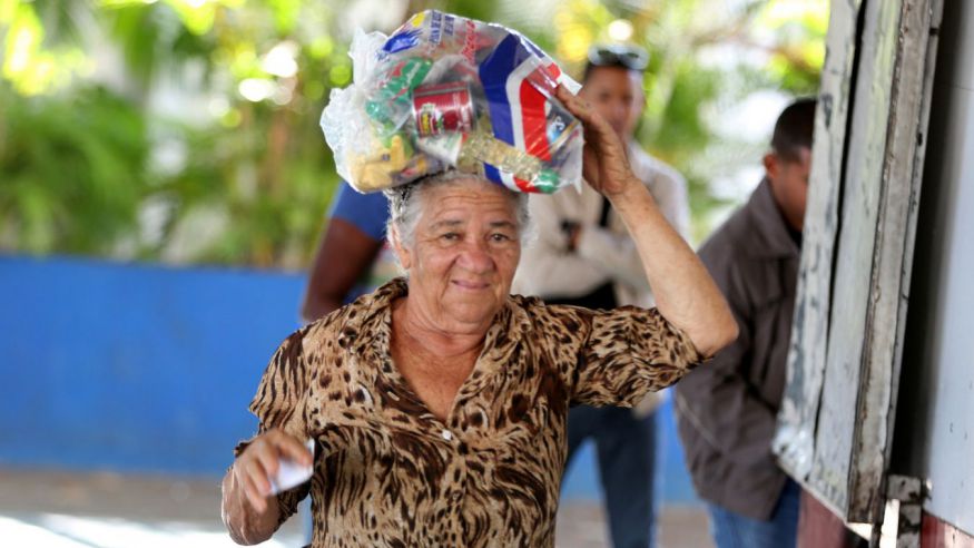 Despacho Primera Dama entrega miles de raciones alimenticias a familias pobres