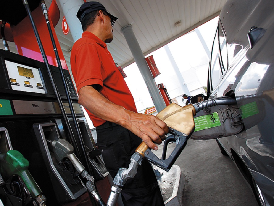 Gobierno congela el precio de todos los combustibles