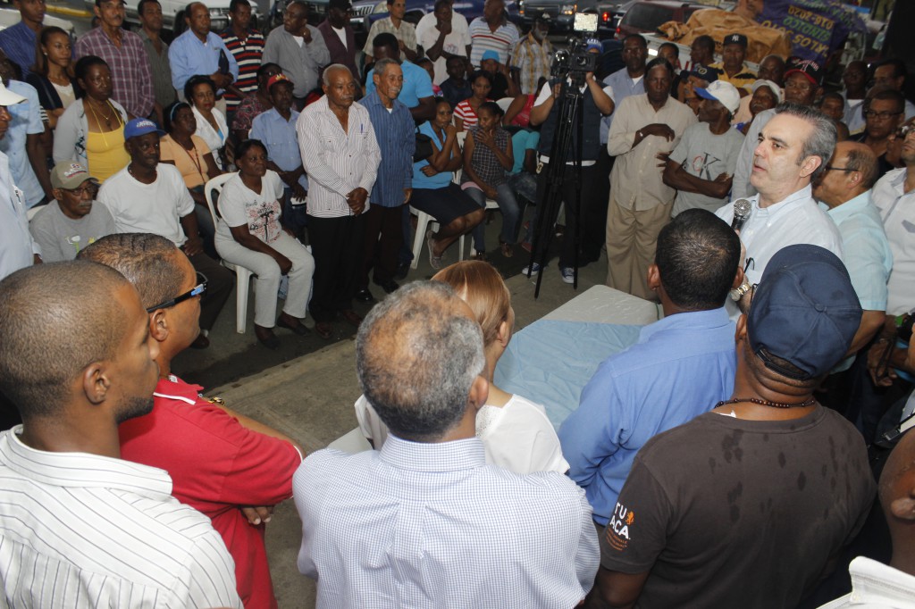 Foto De Luis Cuando Juramentaba Dirigentes Del PRD Y PRM En El Municipio De Guerra Y En El Distrito Municipal De Hato Viejo 1