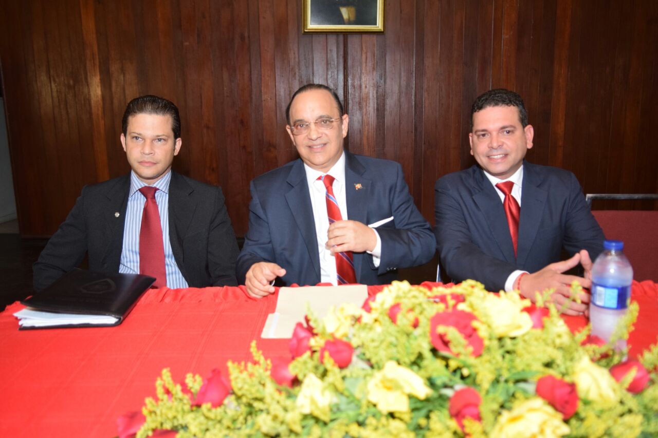 El Ingniero Quique Antun En La Puesta En Circulacion Del Libro. A Su Izquierda Edwin Espinal Y A La Derecha Papito Cruz