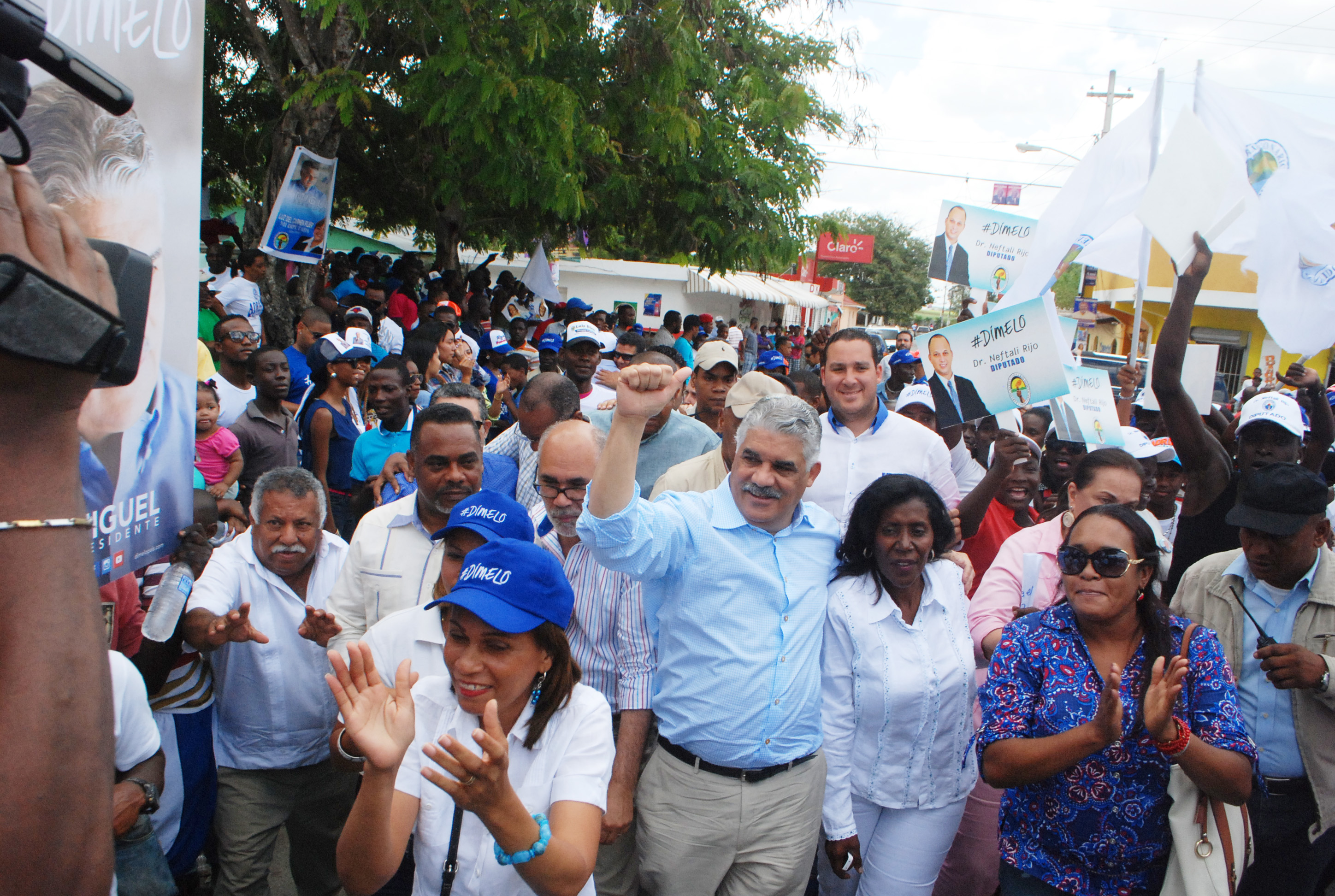 Miguel Junto AcEstela Ozuna Al Inicio Del Acto En Guaimate. Copy