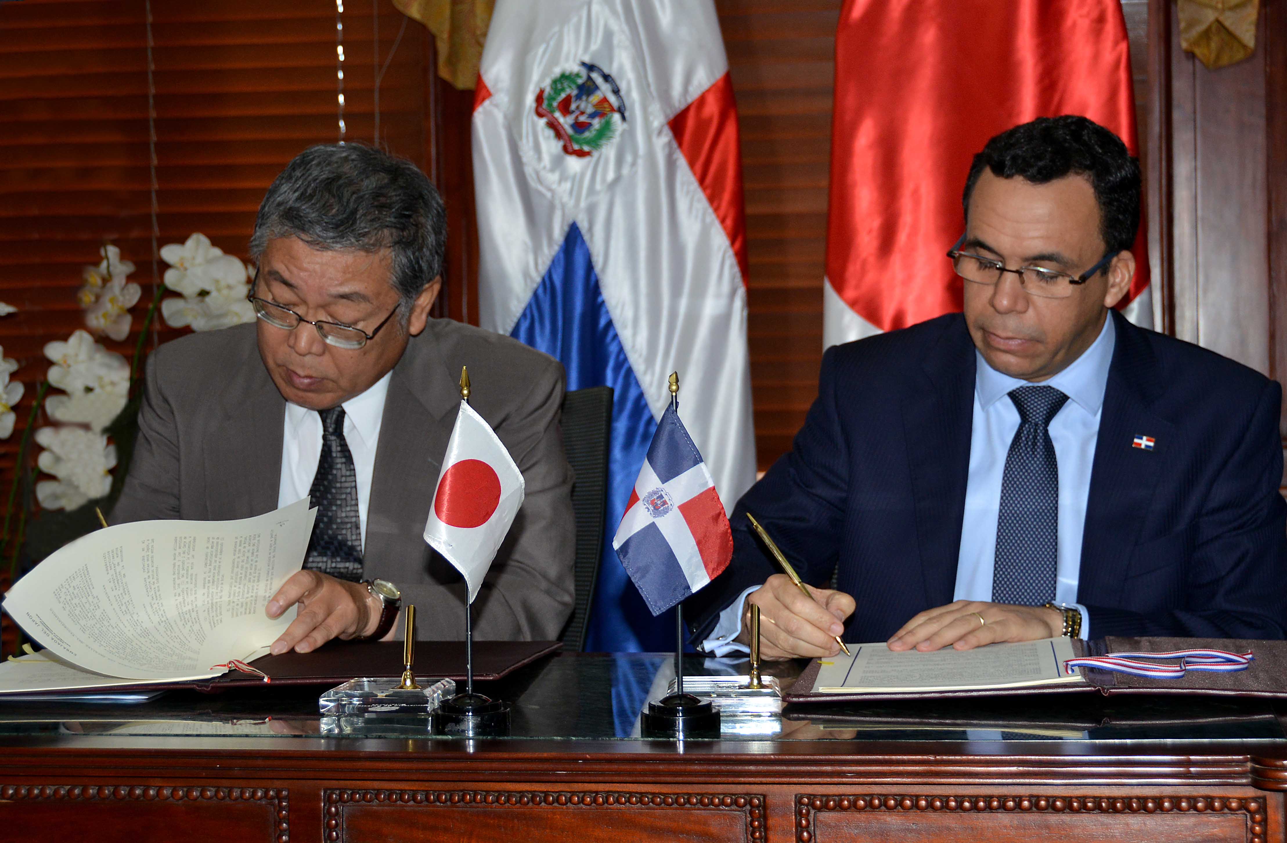 NAVARRO FRIMA EL ACUERDO JUNTO AL EMBAJADOR DE JAPON