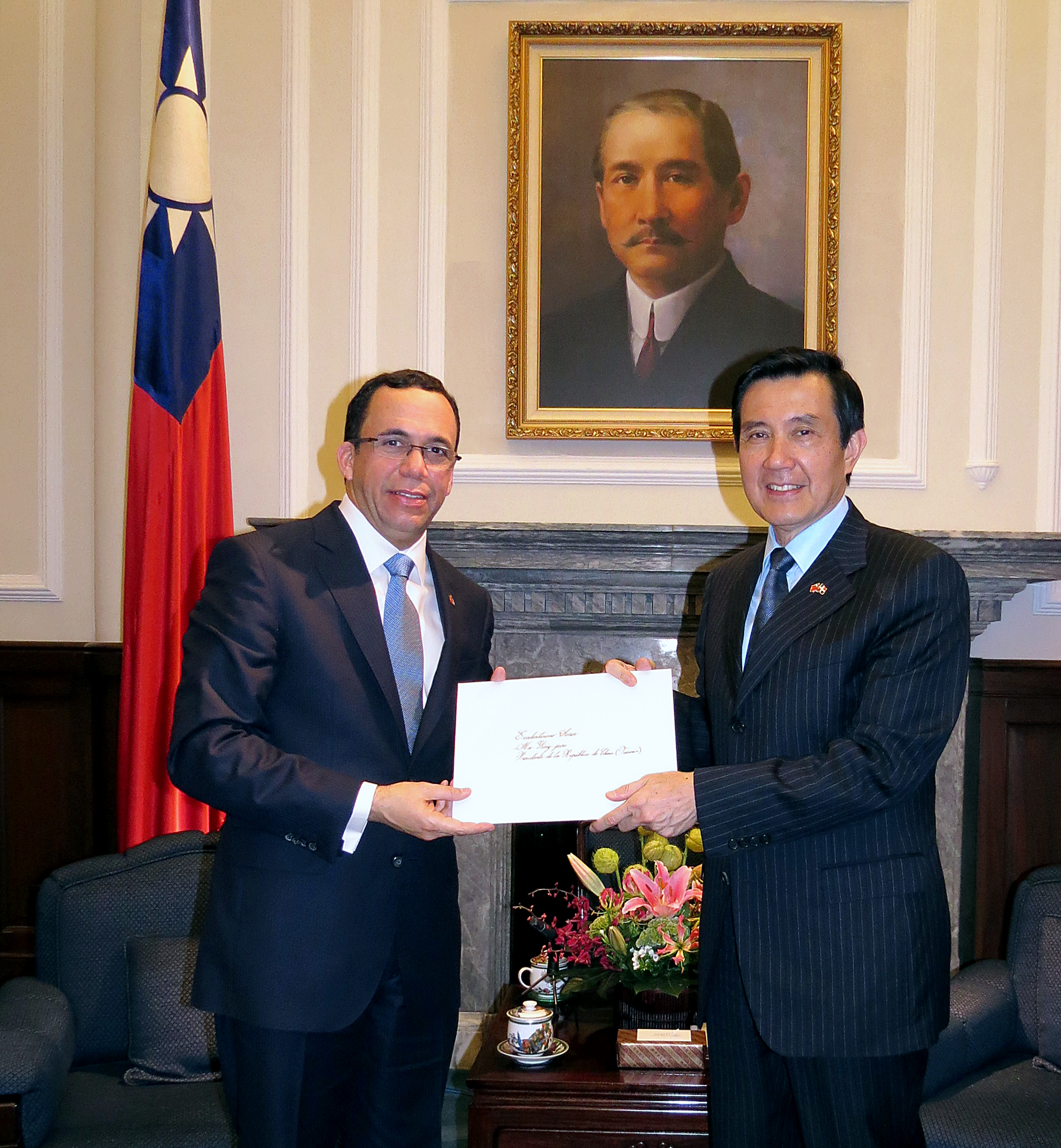 NAVARRO Y EL PRESIDENTE DE TAIWAN