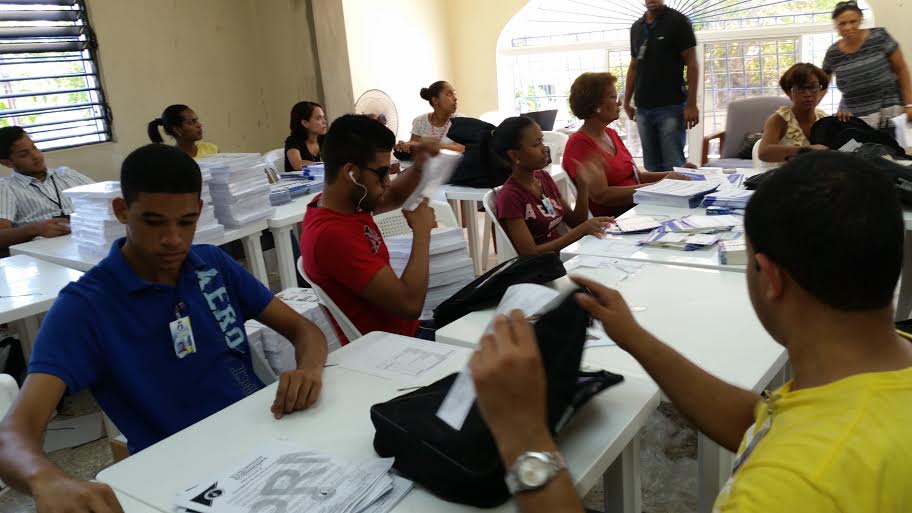Personal Trabajo En Preparacion De Las Valijas De La Convencion PRM