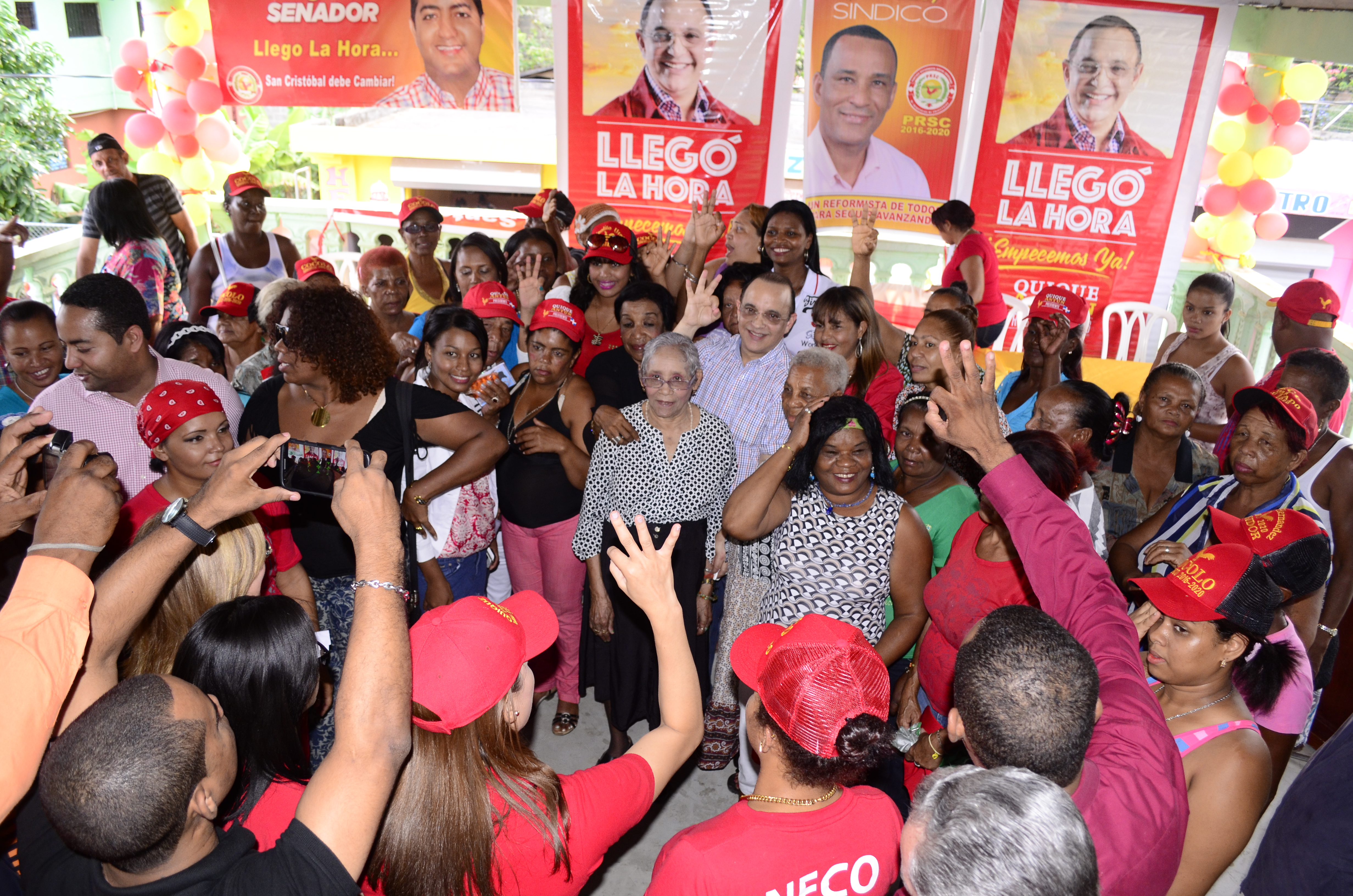 VILLA ALTAGRACIA. Quique Antun En Un Acto Rodeado De Mujeres A Las Que Felicito En Su Dia. JPG