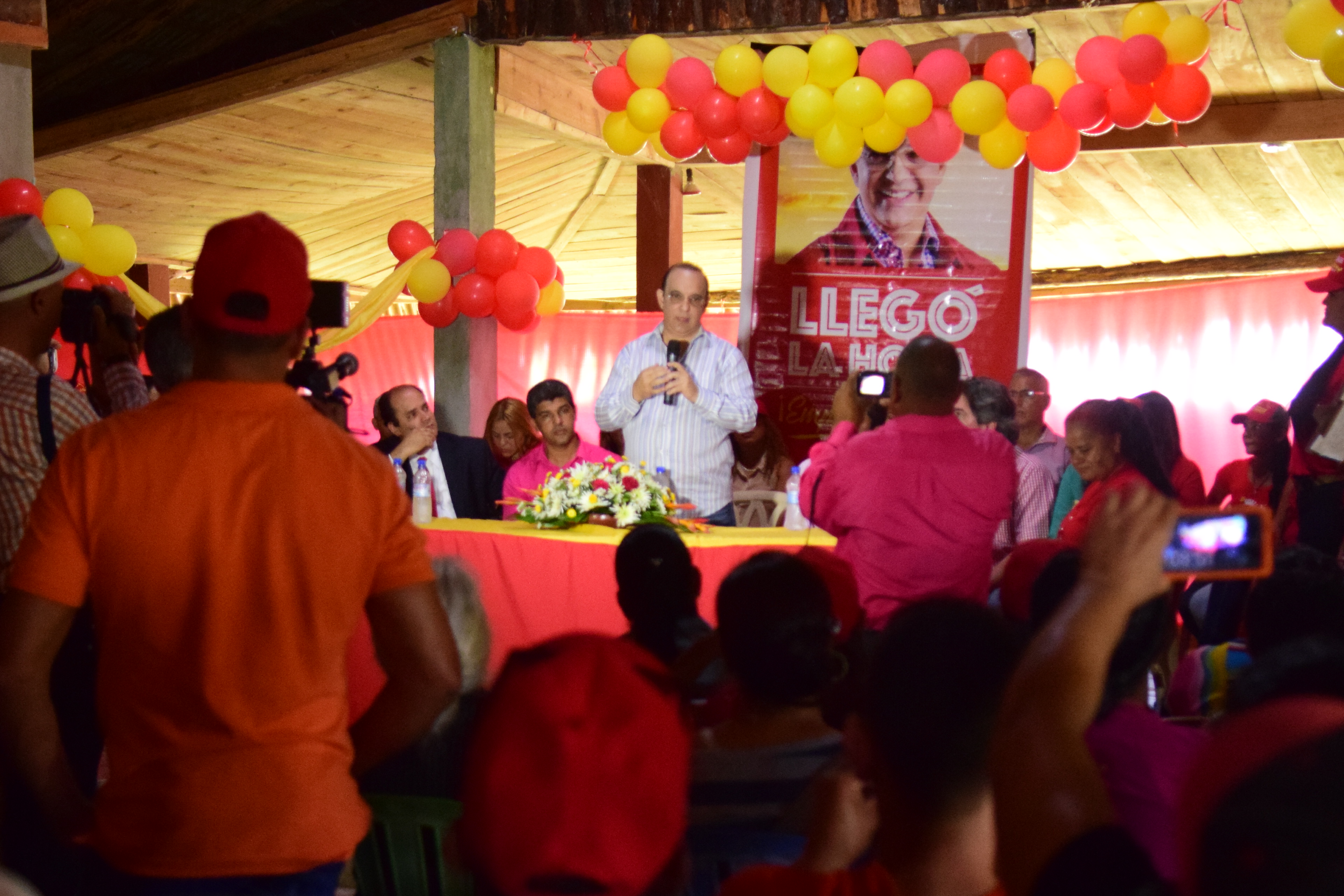 Foto SANTIAGO. El Candidato Presidencial Reformista Habla En Un Acto En La Comunidad De El Caimito