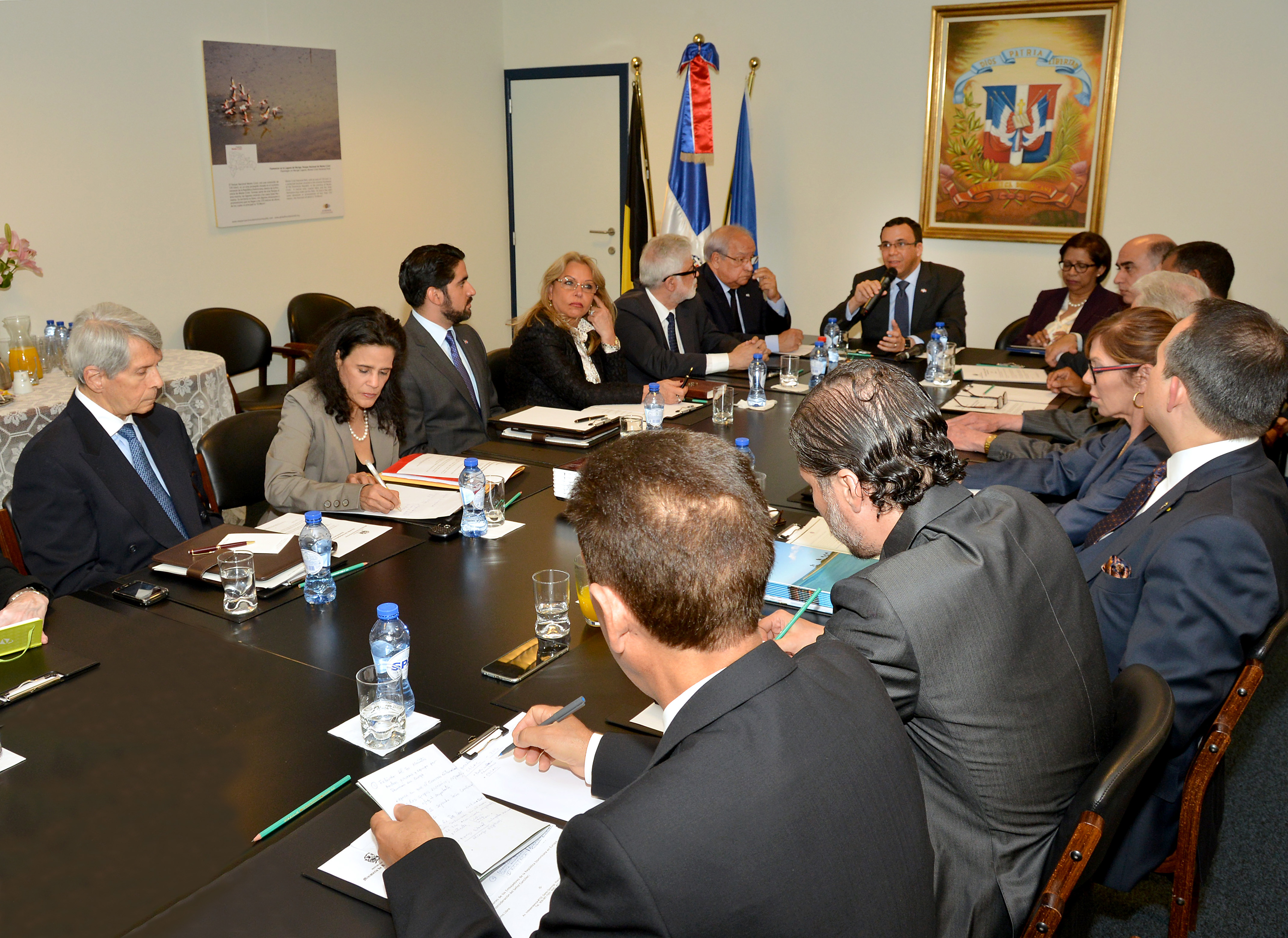 VISTA DE LA REUNION ENTRE EMBAJADORES Y CANCILLER